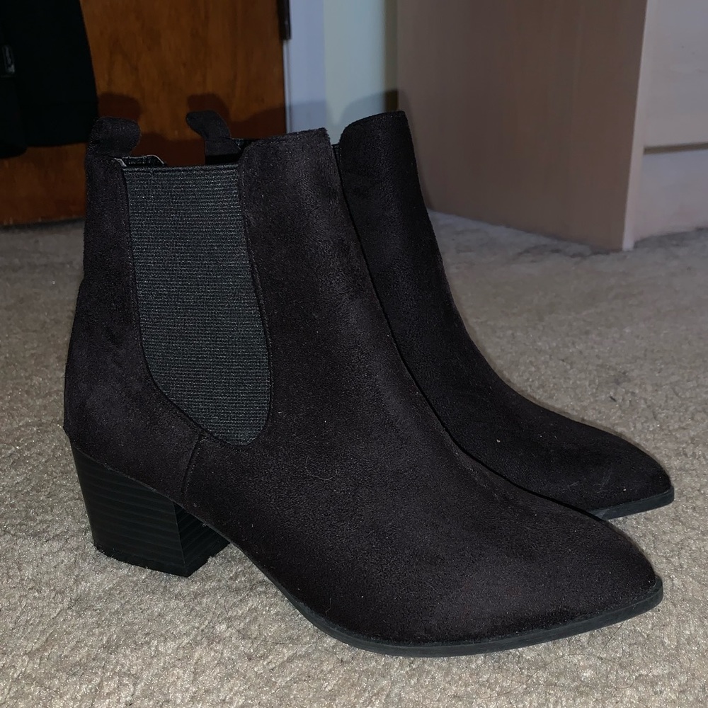 Pointed toe black suede booties
